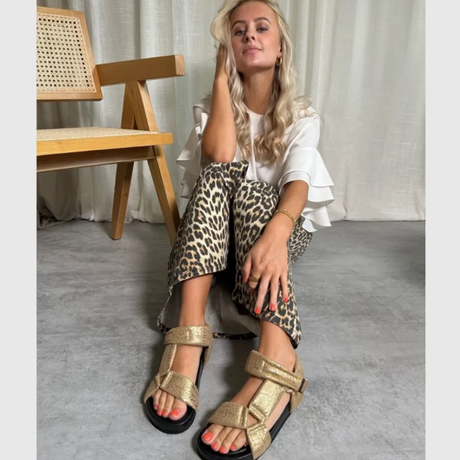 Copenhagen Shoes Flade Sandaler^CARRIE MOON - Gold Snake Carriemoon sandal gold snake