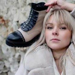 Copenhagen Shoes Ankelstøvler^LOVE ME MULTI - BEIGE W/BLACK Loveme multi boot beige w black