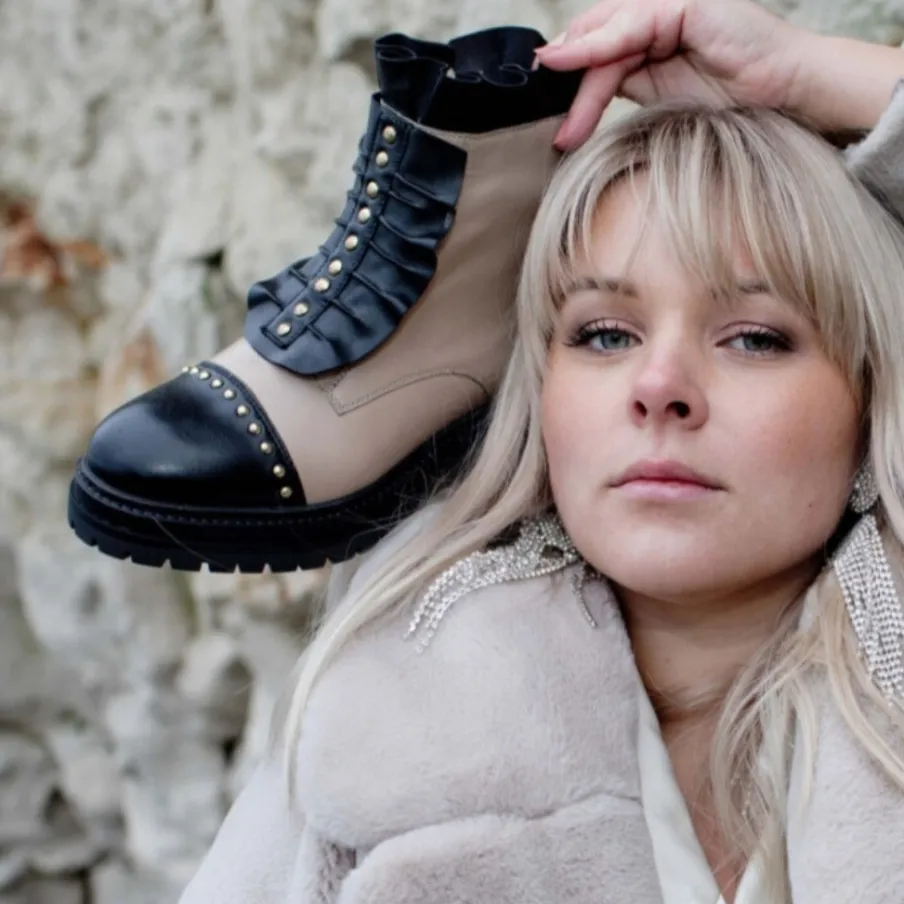Copenhagen Shoes Ankelstøvler^LOVE ME MULTI - BEIGE W/BLACK Loveme multi boot beige w black