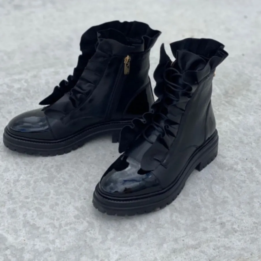 Copenhagen Shoes Ankelstøvler^PRETTY 22 Copenhagenshoes By Josefine Valentin - Black Patent Pretty22 copenhagenshoes by josefine valentin boot black patent