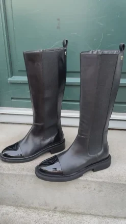 Copenhagen Shoes Lange Støvler^THE LOVE BOOT PATENT / TOE - Black