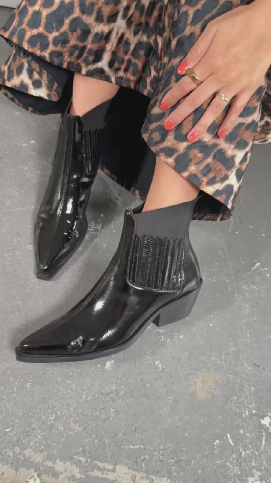 Copenhagen Shoes Ankelstøvler^THE WALKING BOOT PATENT - BLACK PATENT Thewalking boot patent pre order del end september stoevler black patent